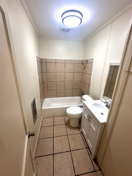 Building Photo - 3925 Camilla Dr