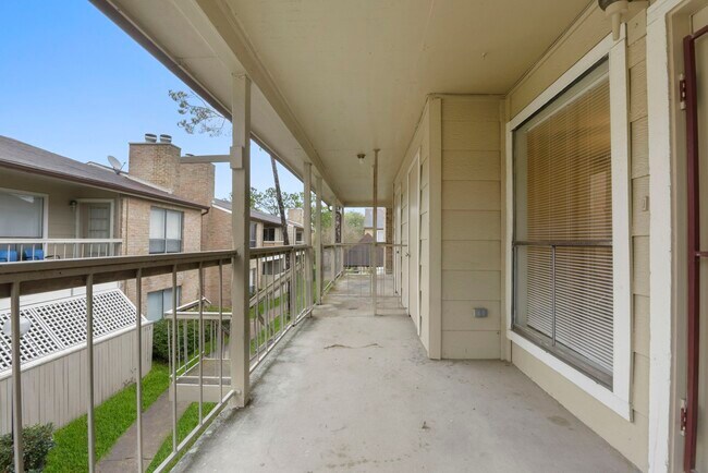 Building Photo - 2100 Wilcrest Dr