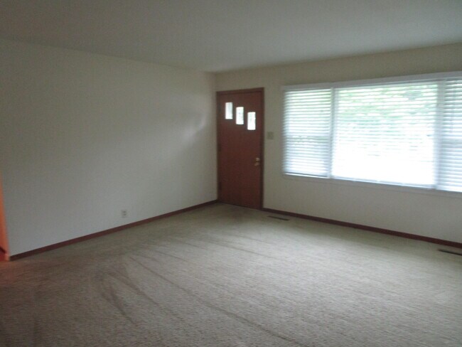 Building Photo - 305 Manor Dr