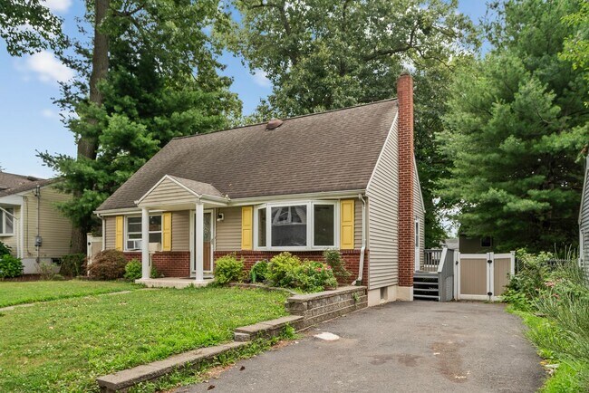 Building Photo - 53 Oneida Ave