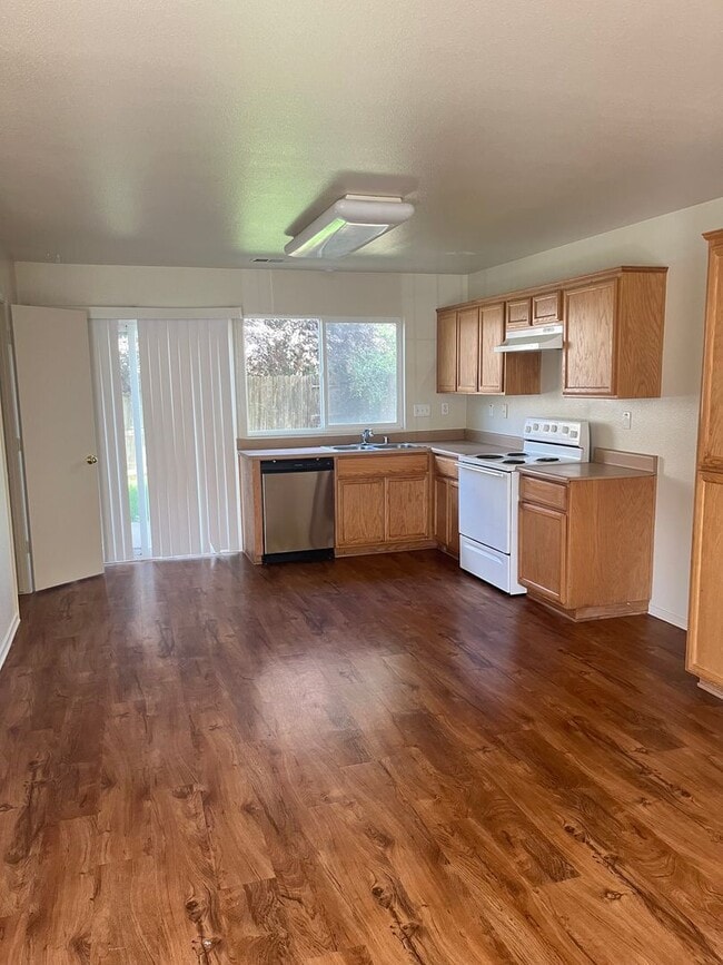 Building Photo - 3 bedroom 2 bath Home in Merced