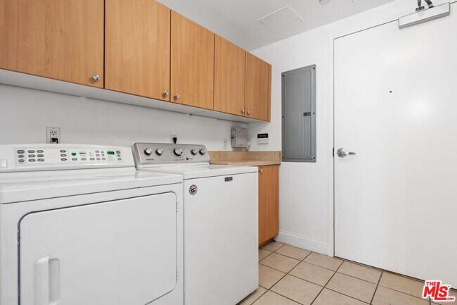 Building Photo - 10800 Wilshire Blvd