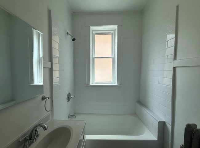 Building Photo - ?? Cozy 1BR Retreat in Hyde Park – Heat & ...