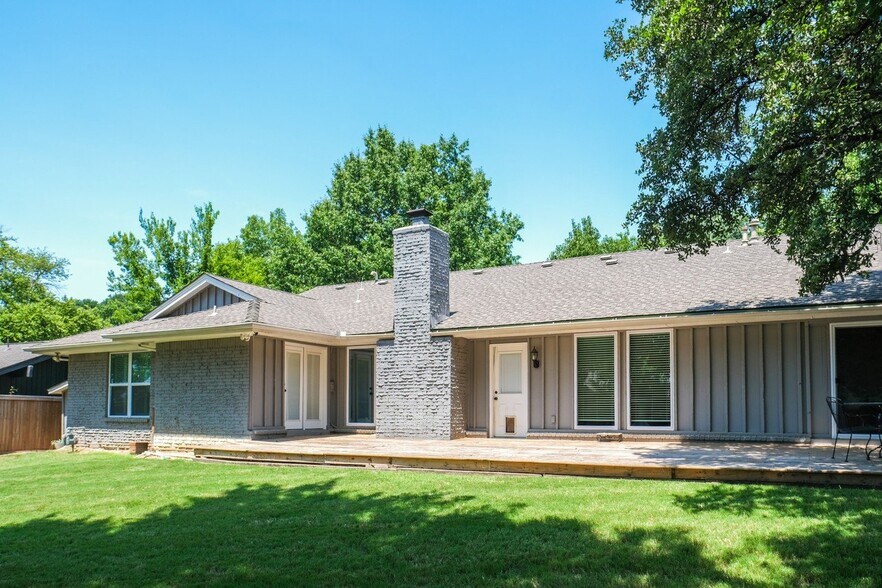 Building Photo - 7803 S Urbana Ave