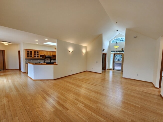 Building Photo - 3 bed 2.5 bath home on Bell Hill with grea...