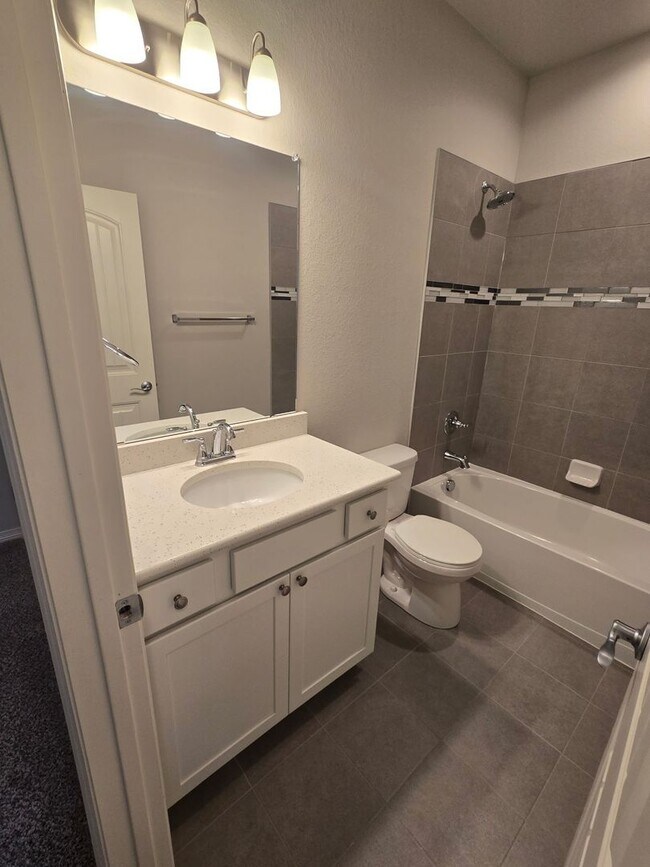 Building Photo - 3B/3B Townhome NOW AVAILABLE in Windsor! Great Location!