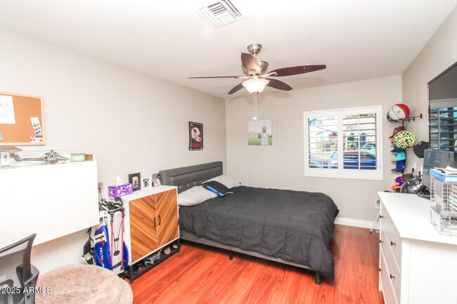 Building Photo - 907 E San Remo Ave