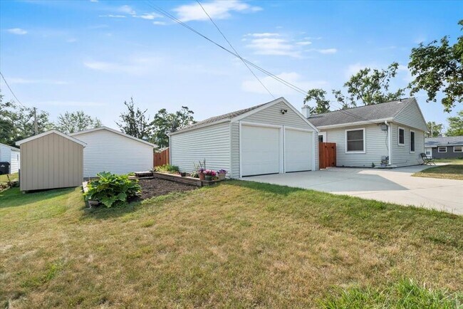 Building Photo - 1146 31st St NE