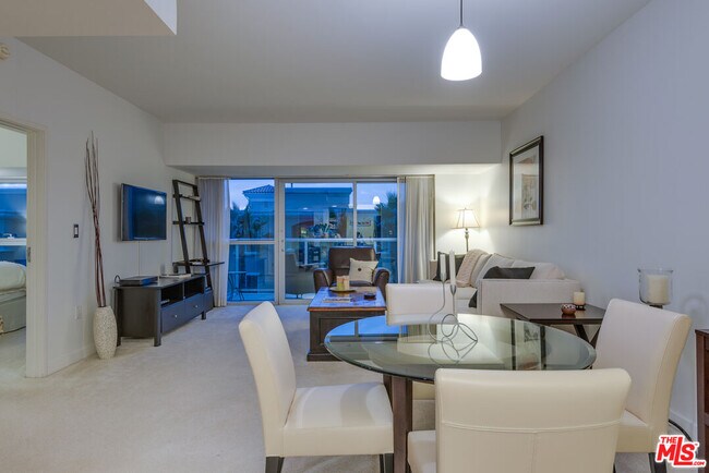 Building Photo - 13700 Marina Pointe Dr