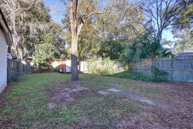 Building Photo - Cute Bungalow - great yard - Two Bedroom