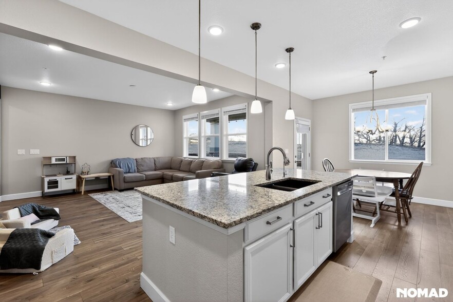 Building Photo - 15627 Kitchener Way