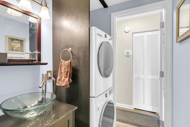 Building Photo - 1203 Erin Way