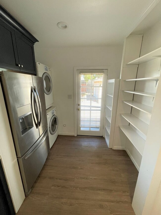 Building Photo - Midtown Ventura Bungalow
