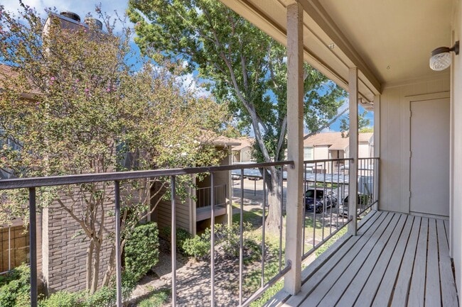 Building Photo - 700 Thicket Ln