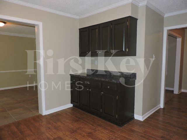 Building Photo - 8601 Thorncliff Fairway