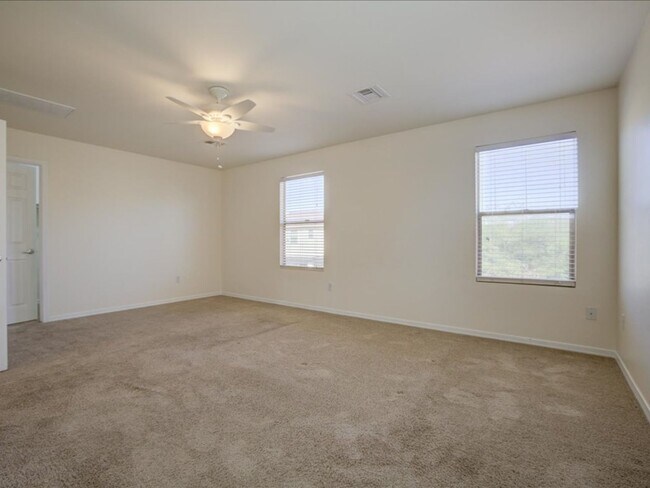 Building Photo - 3 Bedroom 2.5 Bathroom