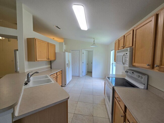 Building Photo - 4 Bedroom 2 Bathroom in Waterford Lakes