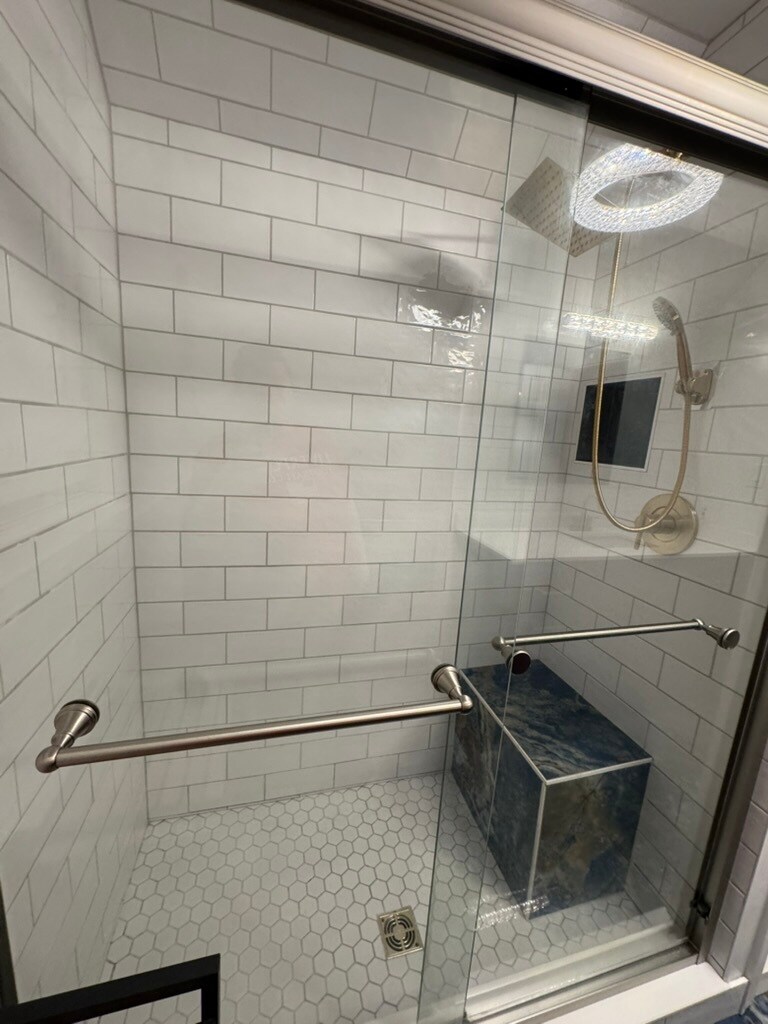 Master Full Bath - 5605 Eagle Lake Dr