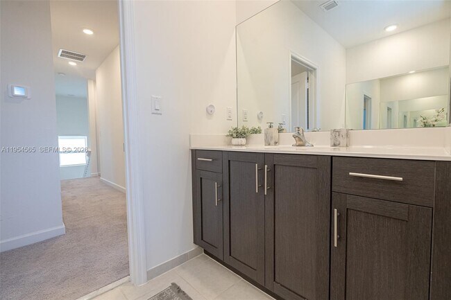 Building Photo - 139 NE 27th Terrace