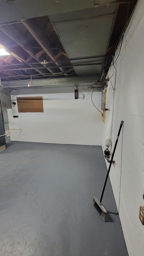 Building Photo - Spacious Three Bedroom Home