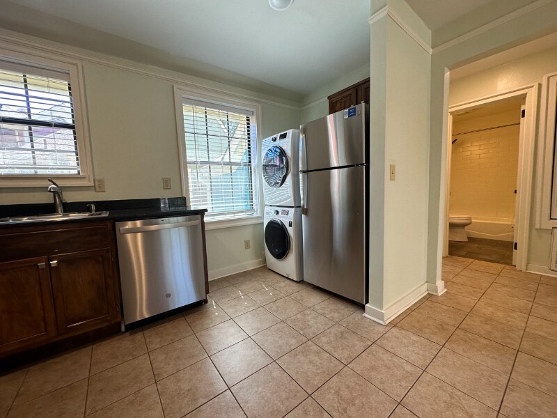 Building Photo - 507 E 7th St