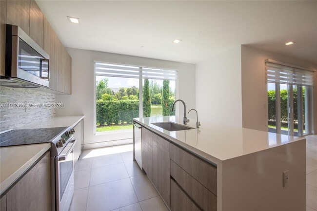 Building Photo - 6839 NW 103rd Ave