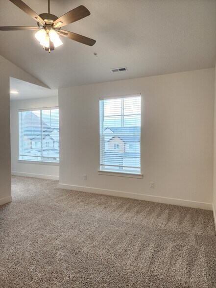 Building Photo - 4735 S Alder Dr