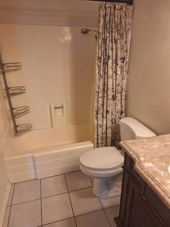 Down stair bath room - 14900 Simonds St