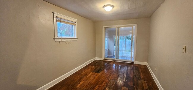 Building Photo - 3 Bed - 1.5 Bath - Single Family Home