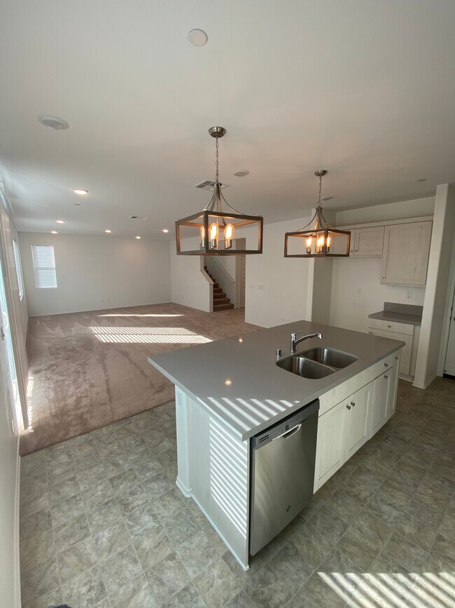 Building Photo - 6032 Mariposa Dr