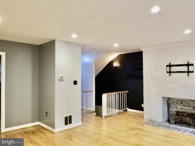 Building Photo - Charming 3-Bedroom Rental in Falls Church with 2 Full Baths and Spacious Layout!