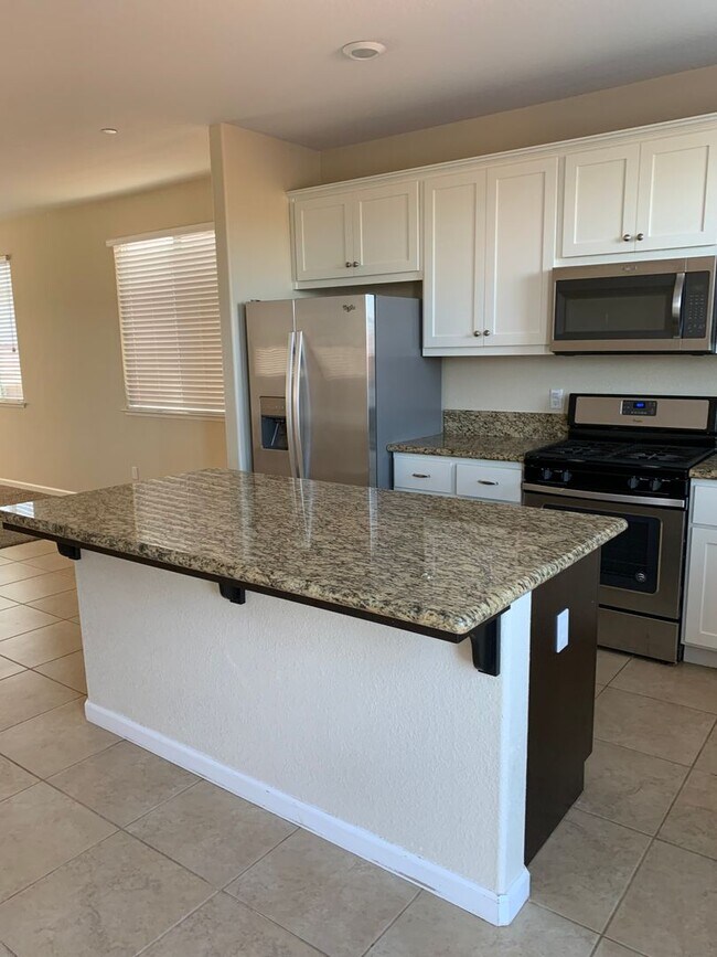 Building Photo - 3 Bedroom 2 Bath