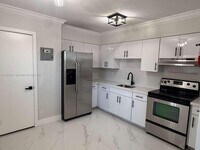 Building Photo - 3128 SW 12th Pl