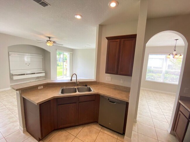 Building Photo - 6610 S Goldenrod Rd