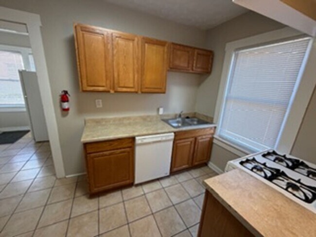 Building Photo - 2065 Summit St