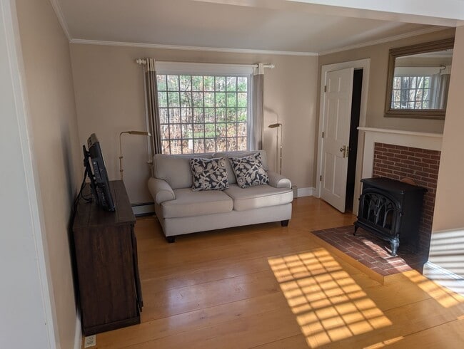 Building Photo - Beautiful 2 Bedroom House