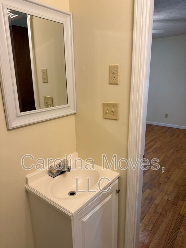 Building Photo - 107 Bismark Dr