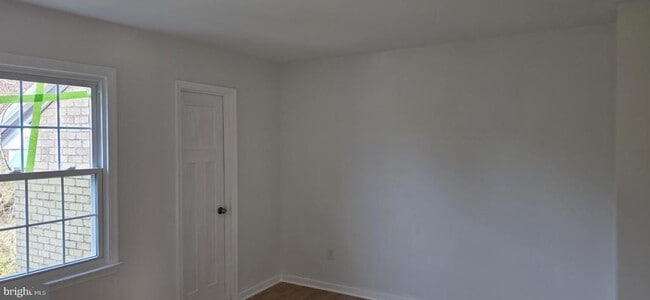 Building Photo - 165 Leeds Ct W