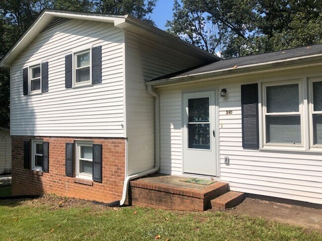 Building Photo - Travelers Rest !! 3 BR, 2 BA with Great Living Space - Den, Bonus Room, Primary Suite has a HUGE ...