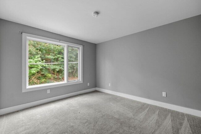 Building Photo - *Beautifully Updated & Spacious 4BD/2.5BA Single Family Home Available in South Side Slopes*