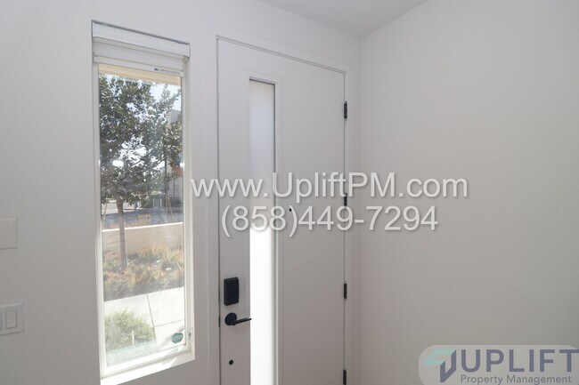 Building Photo - 4 Bed 3.5 Bath Townhome in Chula Vista w/ Washer/Dryer and 2-Car Garage