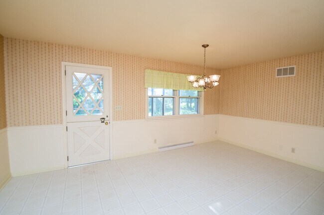 Building Photo - 3 bed 2 bath home in Valparaiso