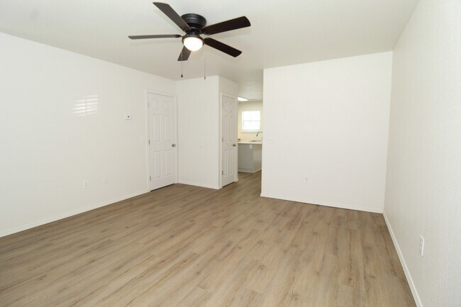 Building Photo - 5 Iris Way