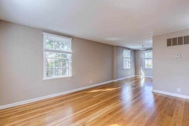 Building Photo - Charming End-Unit Townhouse in Fairlington
