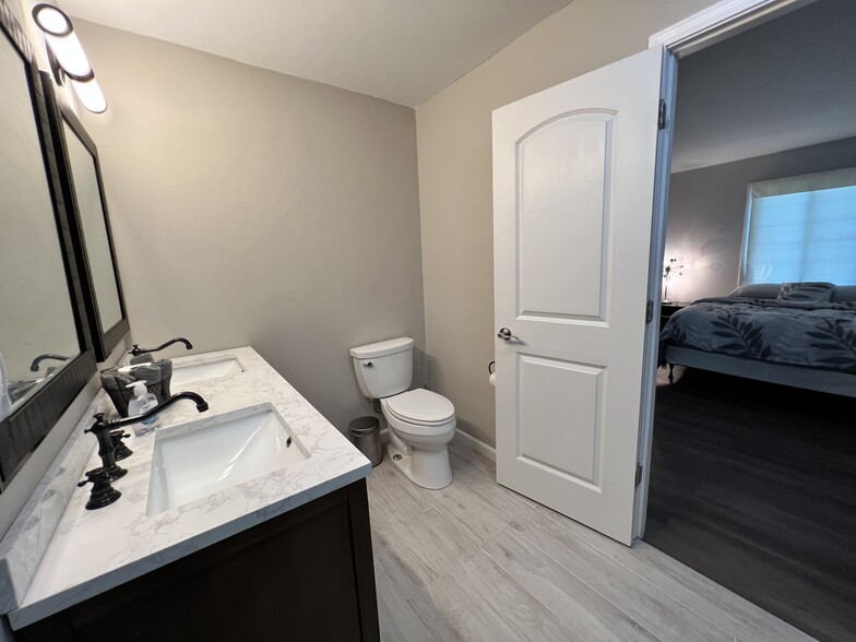 Master bath - 11405 Central Dr W