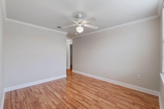 Building Photo - 747 Majestic Dr