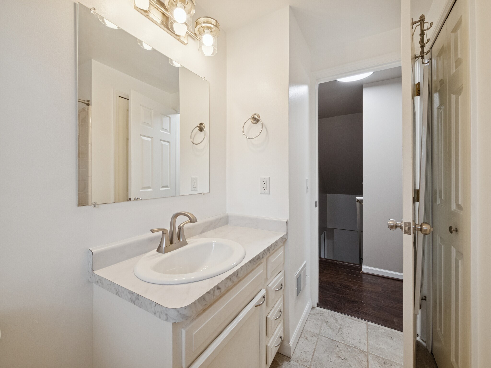 Second floor bathroom - 8204 Toepfer Rd