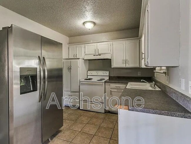 Building Photo - 3217 Overland Dr