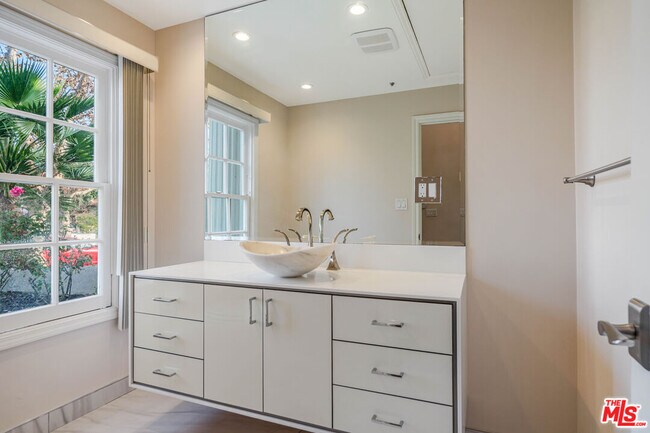 Building Photo - 257 S Oakhurst Dr