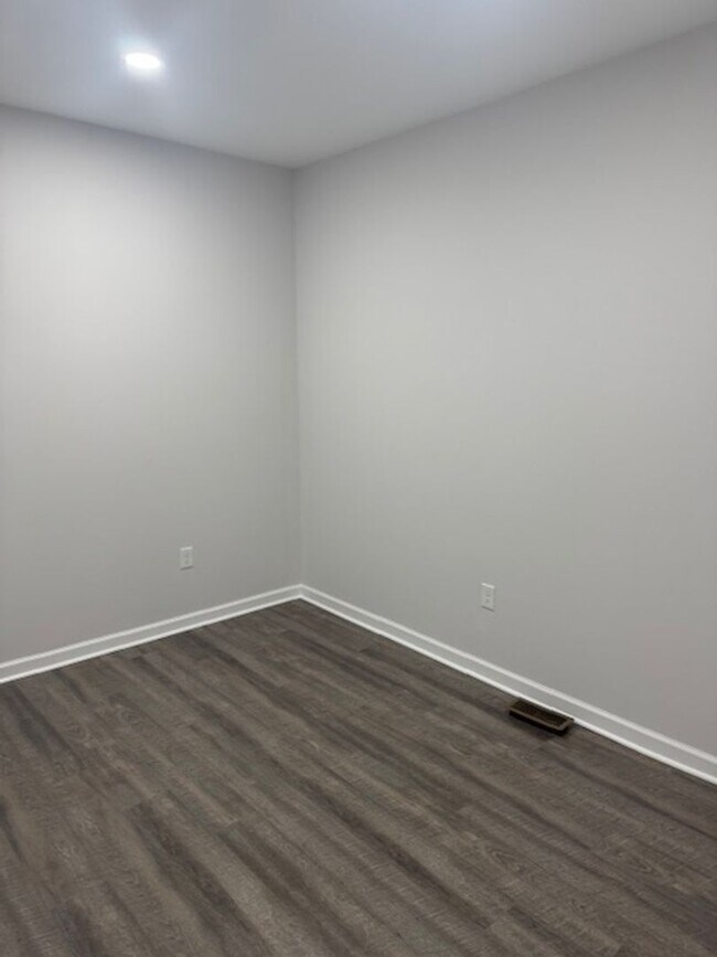 Building Photo - Beautifully Updated Townhome in Prime Location – Move-In Ready!